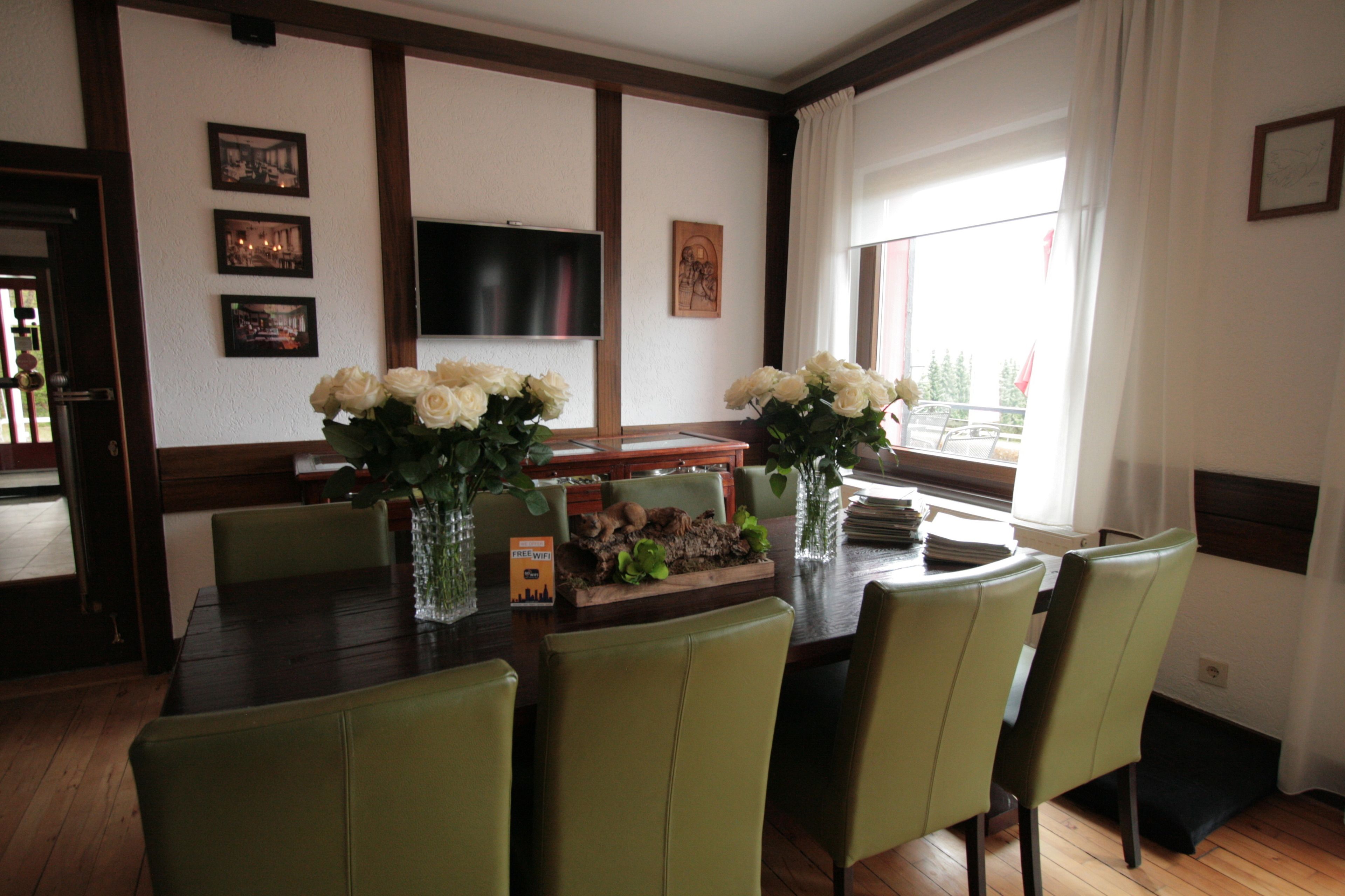 breakfast and dinner served, international cuisine