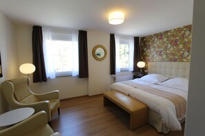 Kahden hengen comfort-huone, 1 suuri parisänky | Työpöytä, ilmainen Wi-Fi, vuodevaatteet