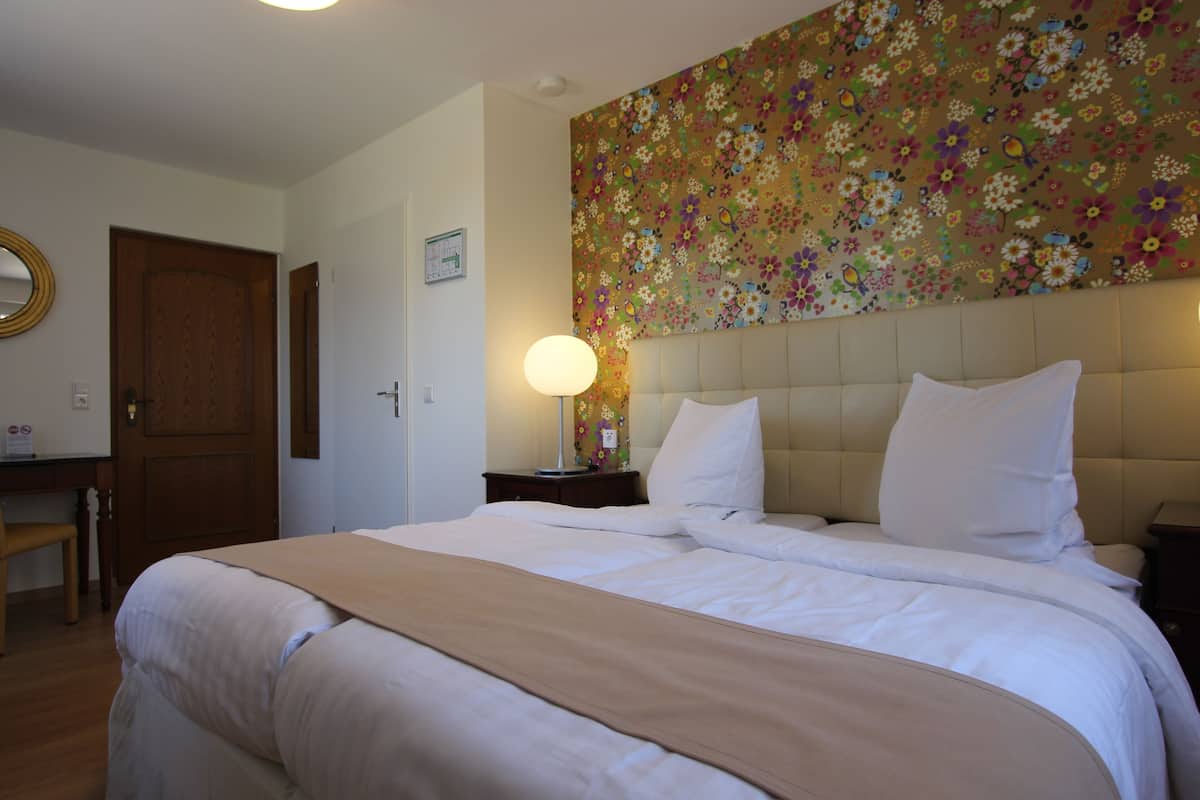 double room, 1 king bed | desk, free wifi, bed sheets