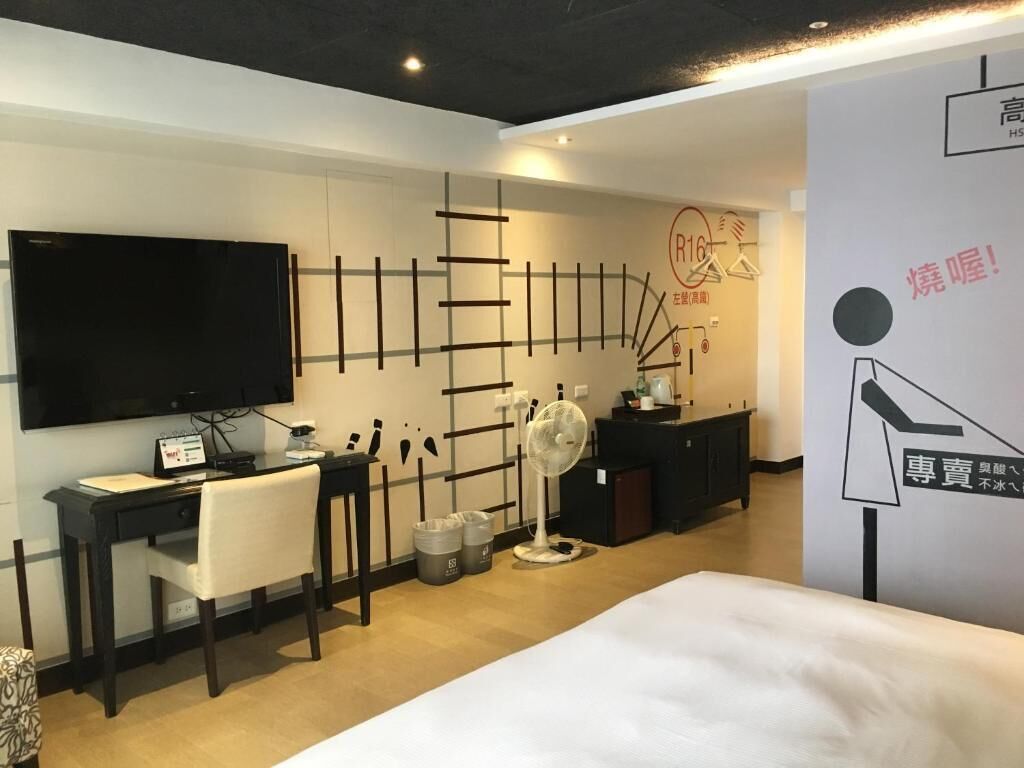 blackout curtains, free wifi