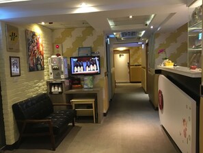 Lobby sitting area - R8 Eco Hotel (Kaohsiung)