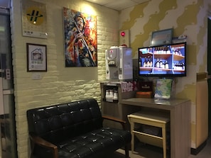 Lobby sitting area - R8 Eco Hotel (Kaohsiung)