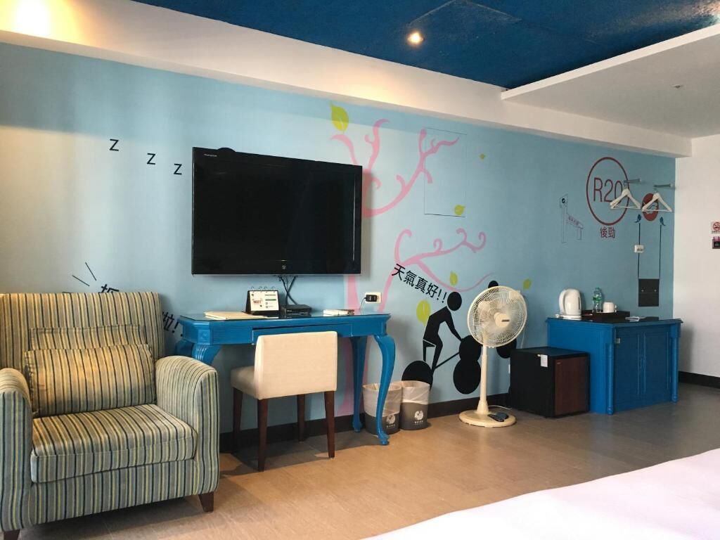 blackout curtains, free wifi