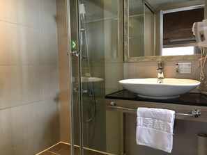 Business Quadruple Room (D) | Blackout drapes, free WiFi - R8 Eco Hotel (Kaohsiung)