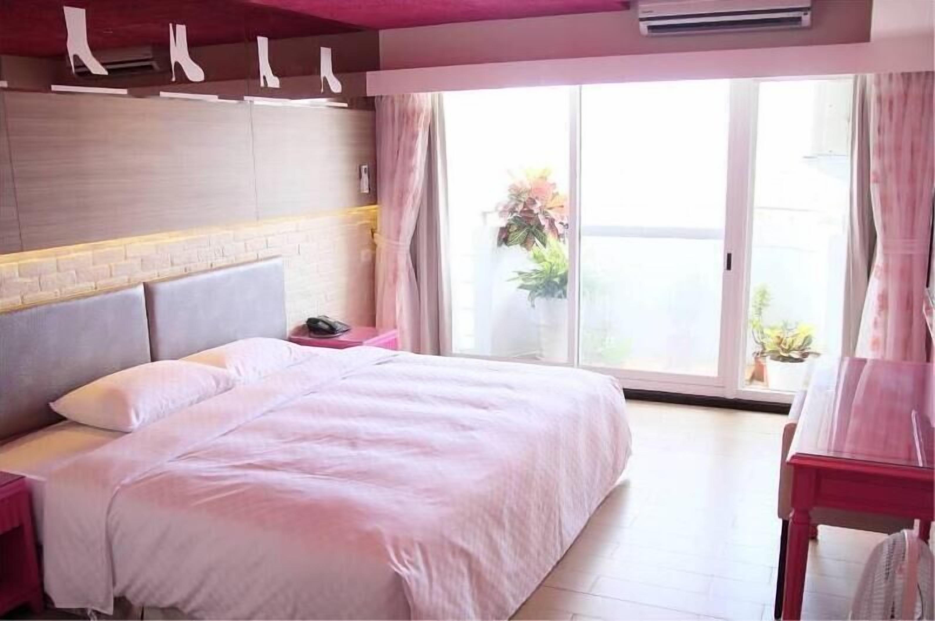 blackout curtains, free wifi