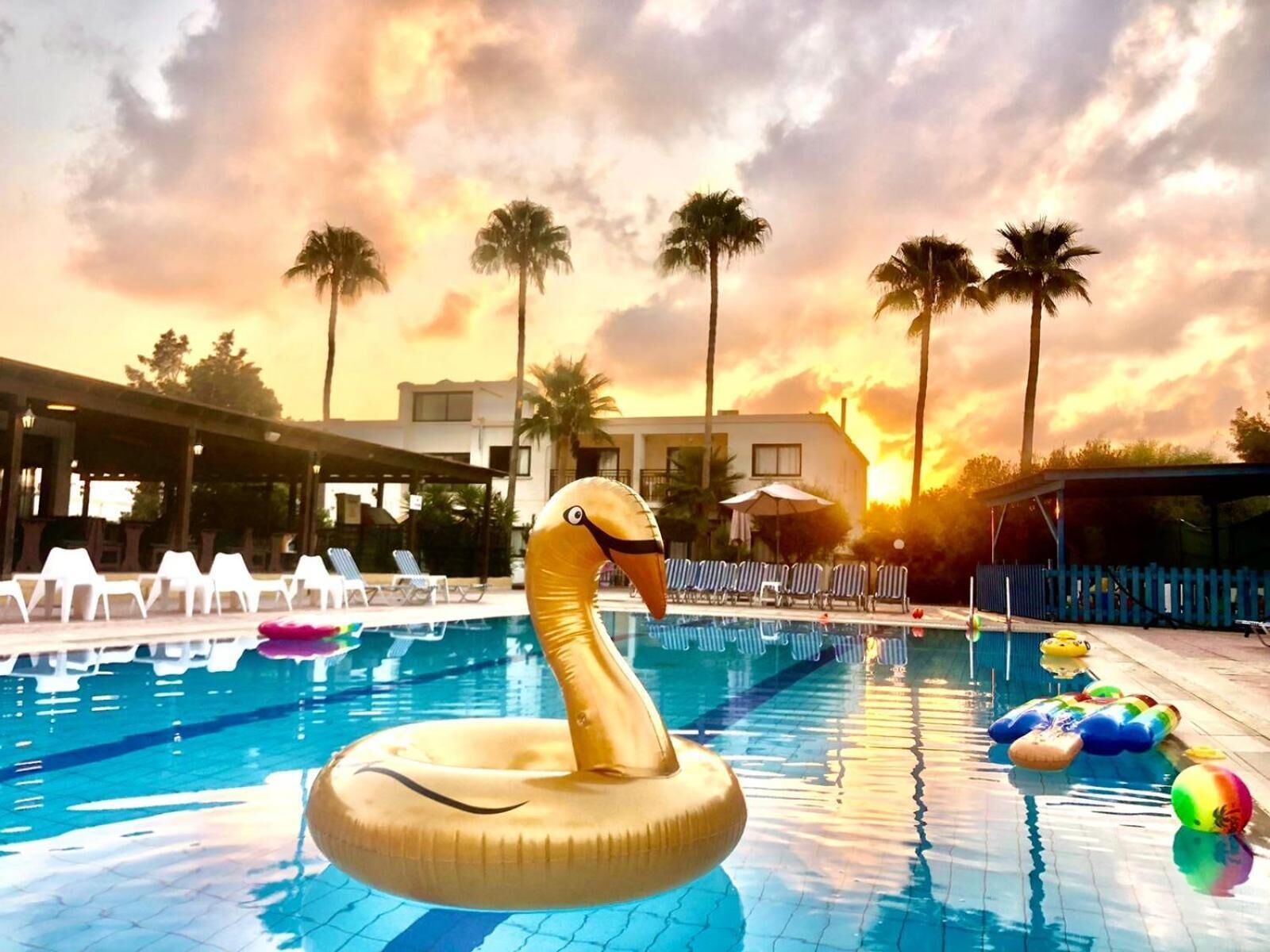 สระว่ายน้ำกลางแจ้ง, ร่มริมสระว่ายน้ำ, เก้าอี้อาบแดดริมสระ