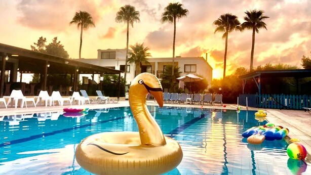 Outdoor pool, pool umbrellas, pool loungers - Carina Hotel Apartments (Ayia Napa)
