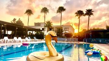 Piscine extérieure, parasols de plage, chaises longues