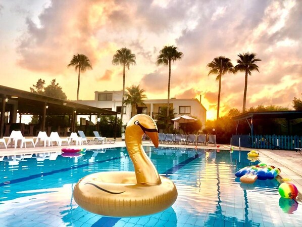Utomhuspool, parasoller och solstolar