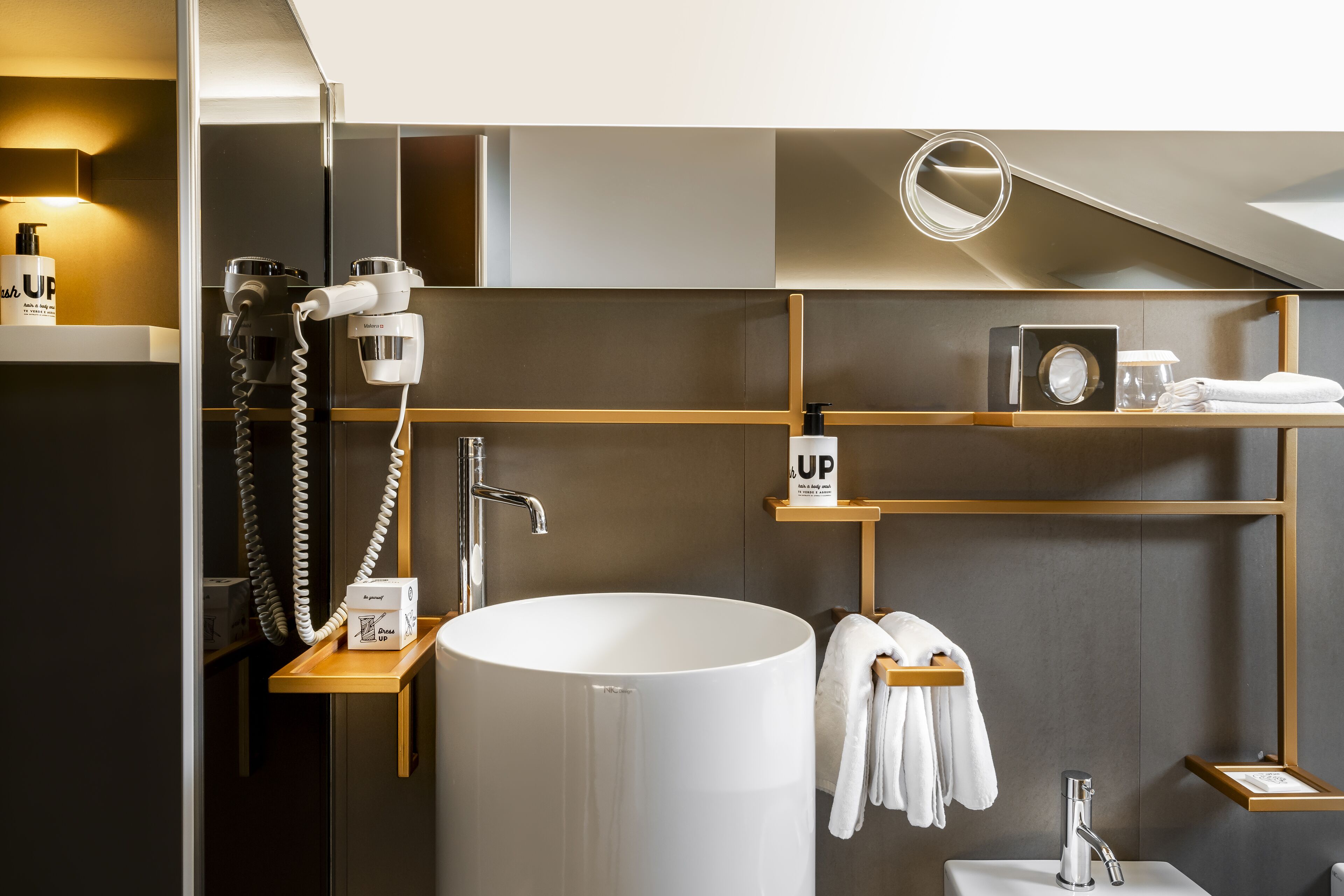 Loft | Salle de bain | Douche, douche à « effet pluie », articles de toilette gratuits