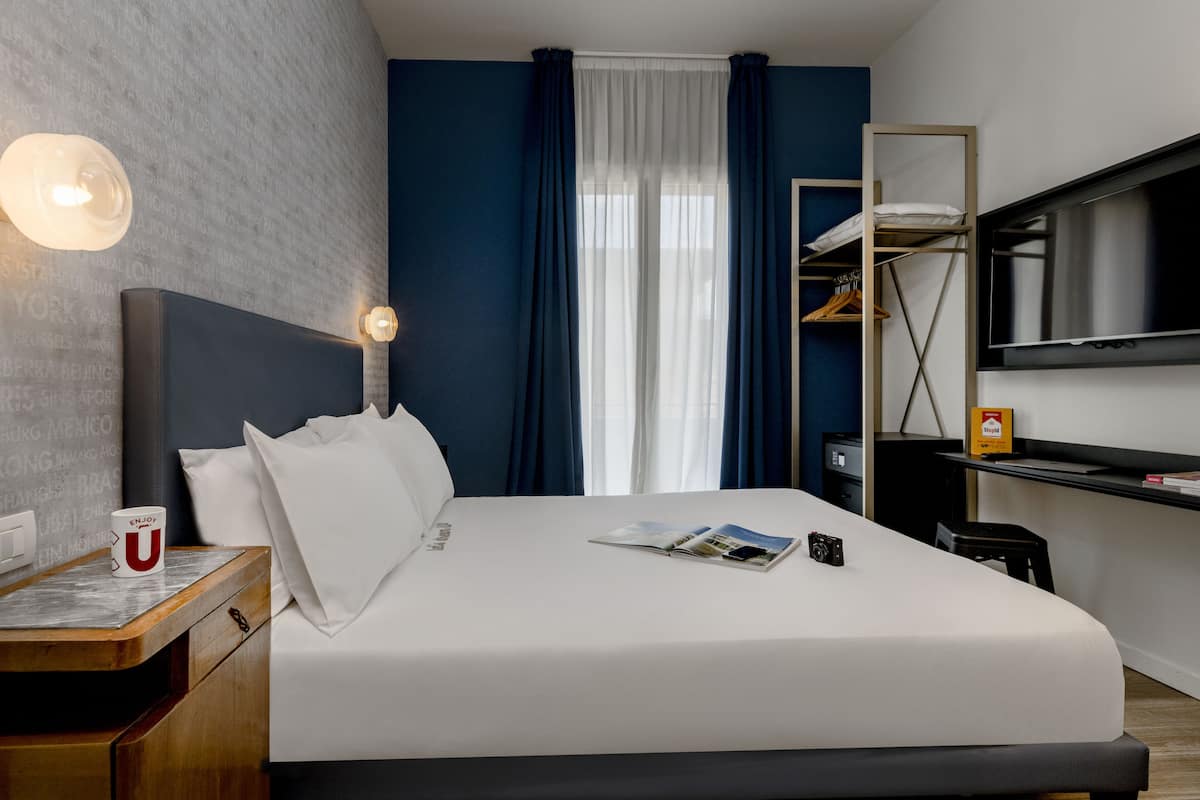 1 bedroom, premium bedding, in-room safe, desk