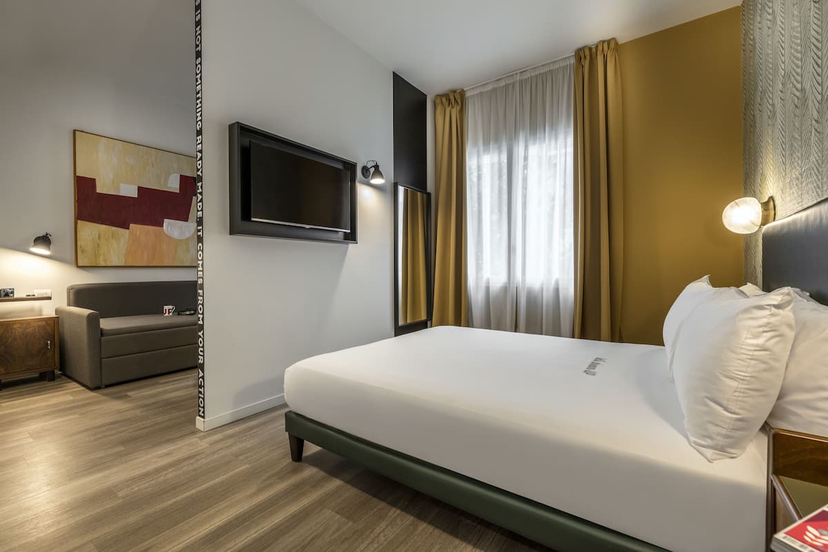 1 bedroom, premium bedding, in-room safe, desk
