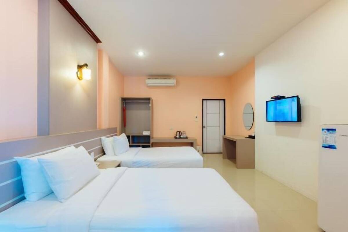 Minibar, blackout drapes, soundproofing, free WiFi