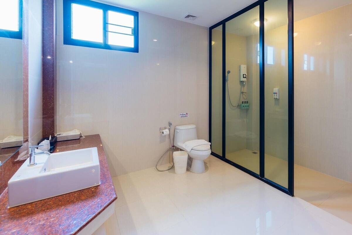 standard twin room (b) | bathroom | shower, free toiletries, hair dryer, slippers