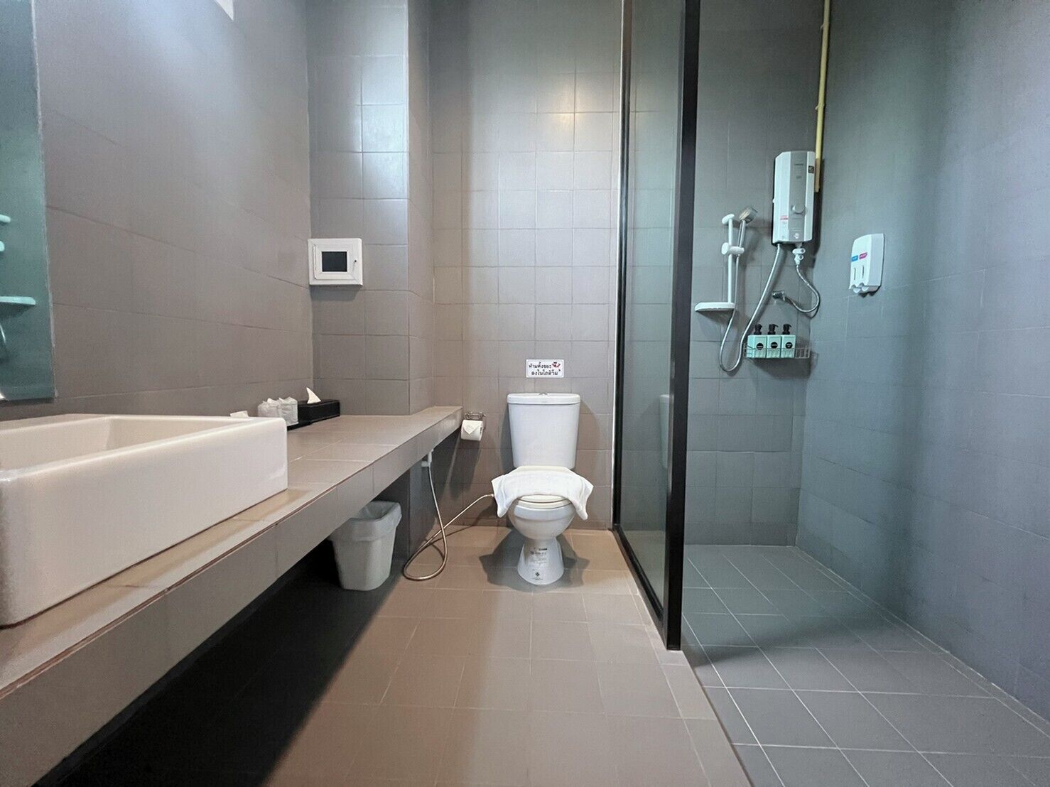 standard twin room (a) | bathroom | shower, free toiletries, hair dryer, slippers