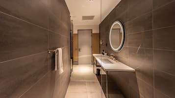 Junior Studio Suite, 1 King Bed, Private Bathroom | Hypo-allergenic bedding, minibar, in-room safe, desk