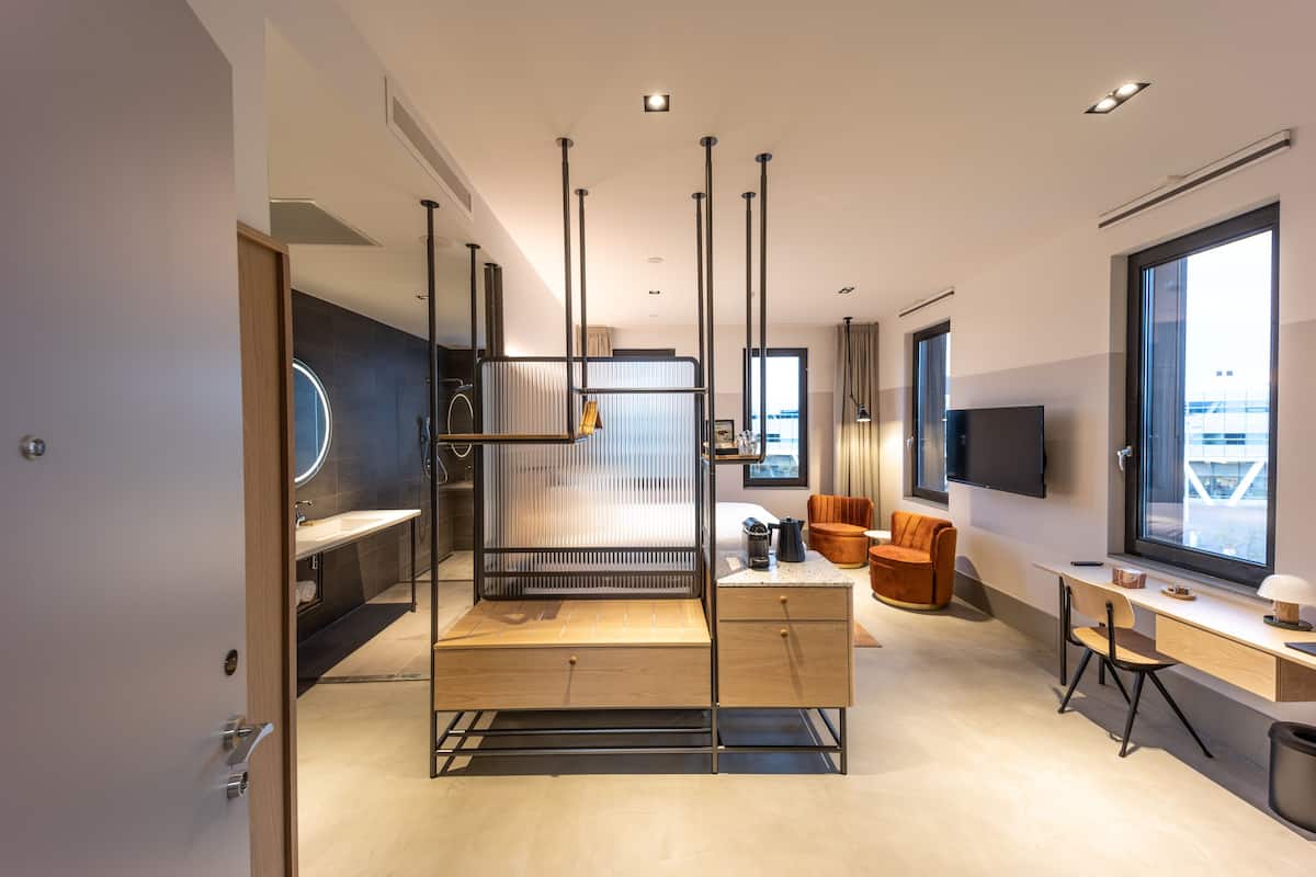 junior studio suite, 1 king bed, private bathroom | 1 bedroom, hypo-allergenic bedding, minibar, in-room safe