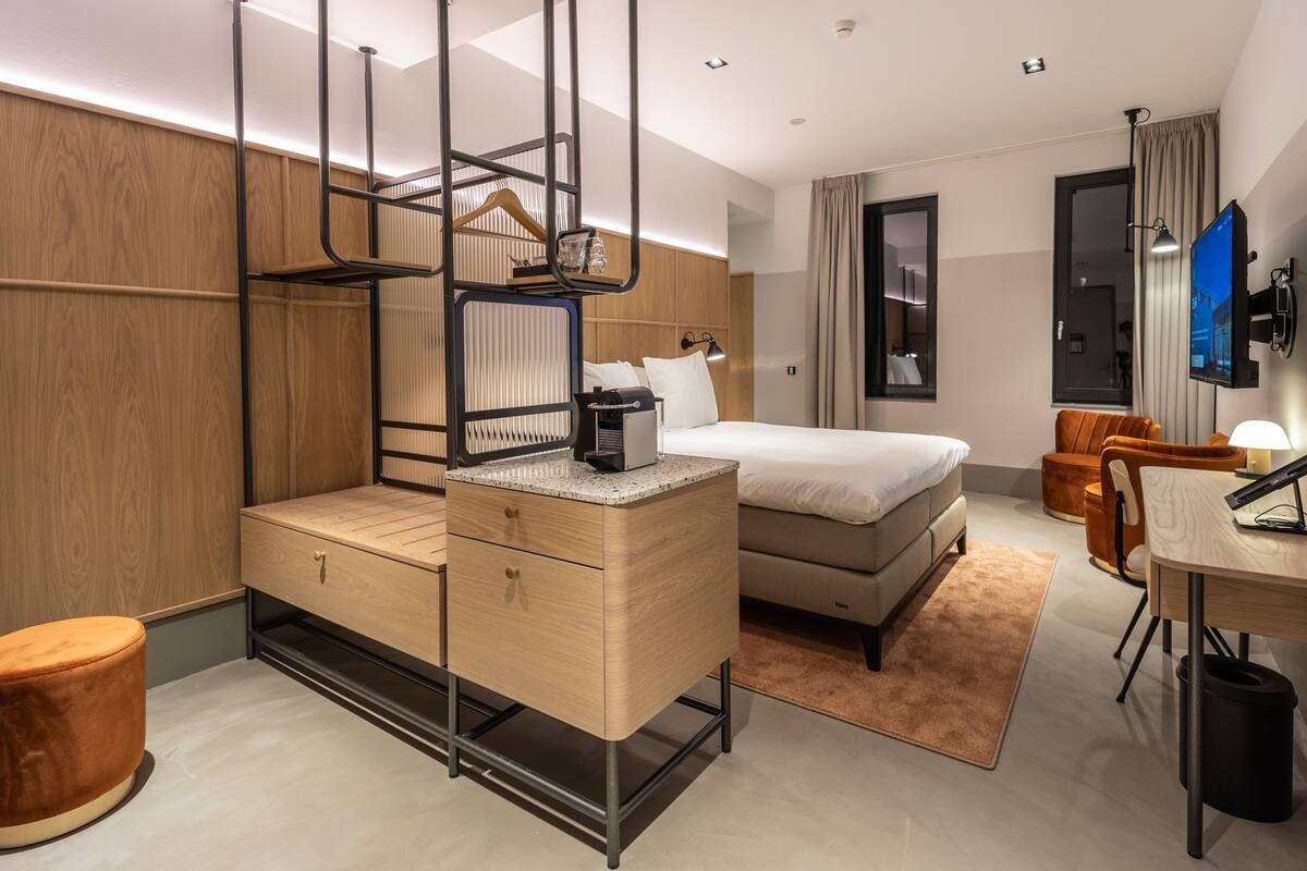 junior studio suite, 1 king bed, private bathroom | 1 bedroom, hypo-allergenic bedding, minibar, in-room safe