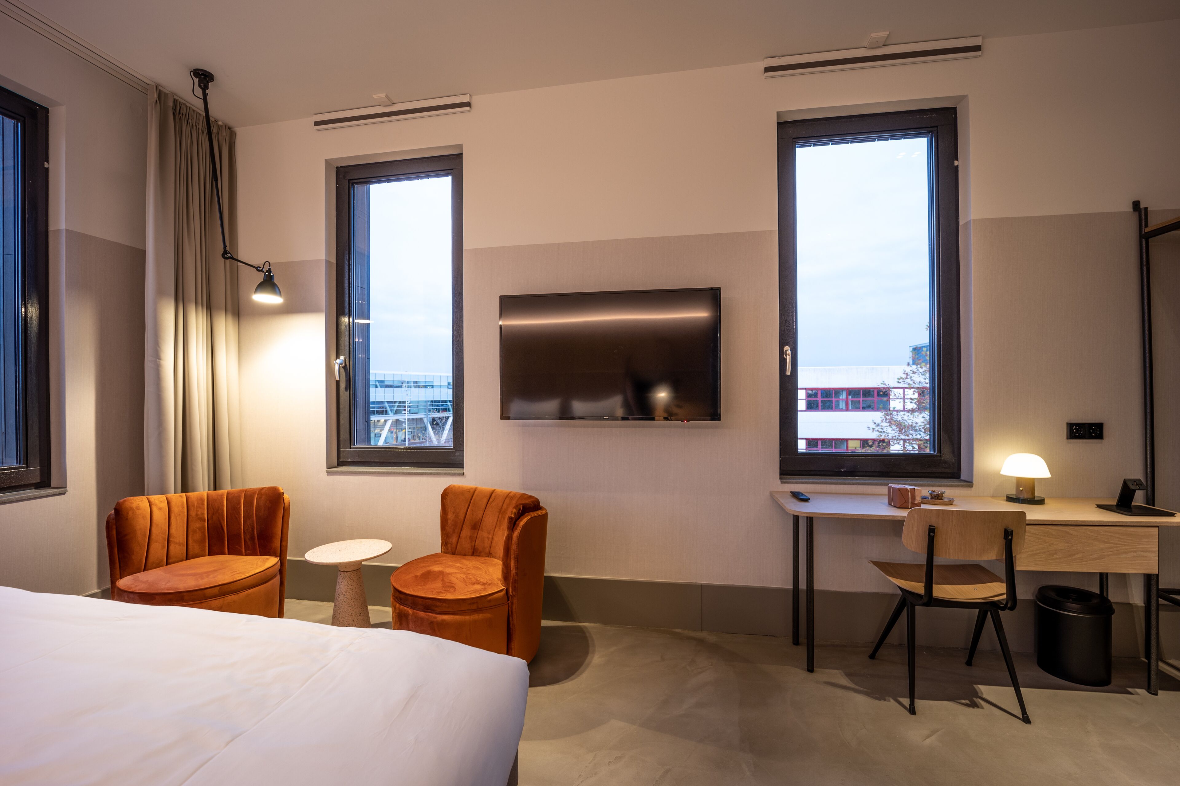 junior studio suite, 1 king bed, private bathroom | 1 bedroom, hypo-allergenic bedding, minibar, in-room safe