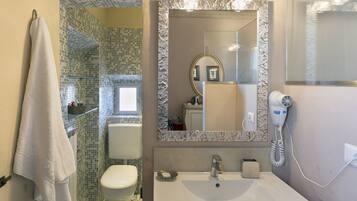 Standaard kamer, 1 twee- of 2 eenpersoonsbedden | Badkamer | Een douche, gratis toiletartikelen, een haardroger, handdoeken