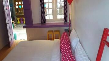 Quarto casal standard | Escrivaninha, Wi-Fi de cortesia, roupa de cama