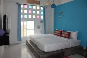 Escritorio, wifi gratis y ropa de cama 