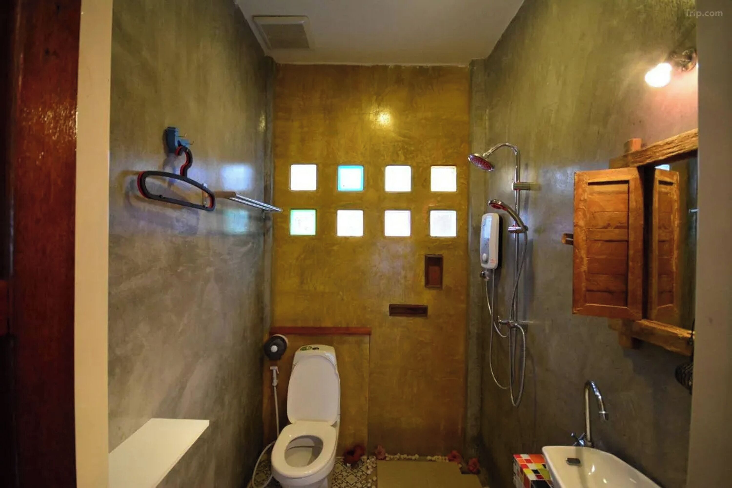 deluxe double room | bathroom | shower, free toiletries, hair dryer, slippers