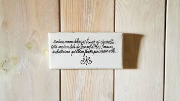Superficie de madera con una etiqueta blanca que contiene texto.