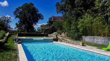 Kolam renang outdoor, dengan payung kolam renang dan kursi berjemur