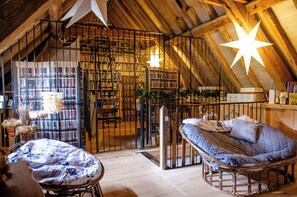 Comfort Room | Living area | 1-inch flat-screen TV with digital channels, TV - Les jardins de la Contie (Lunan)