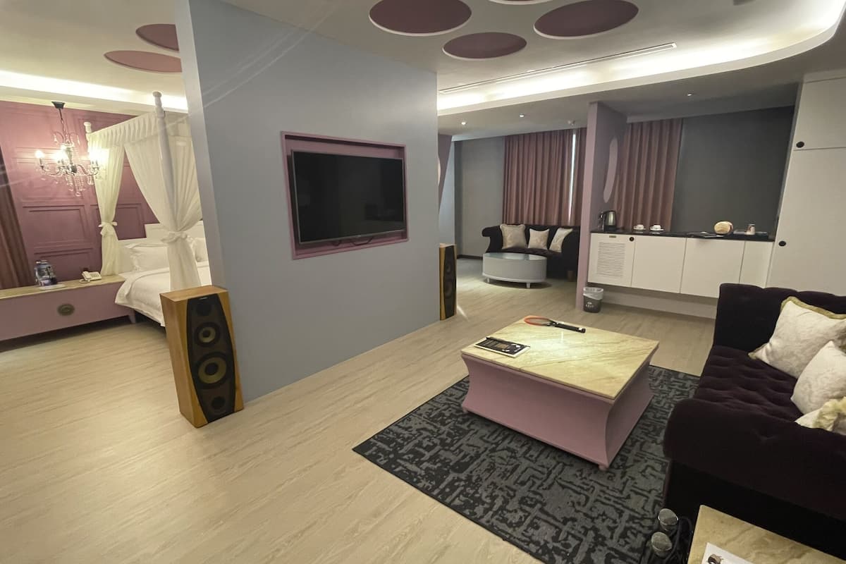 Artículos del minibar gratis, escritorio, wifi gratis y ropa de cama