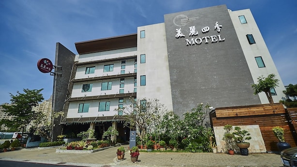 A multi-story building with a sign reading "Motel" in English and Chinese characters. - Merry Season Motel (Kaohsiung)