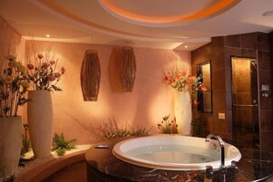 淋浴/浴缸二合一、按摩浴缸、免費盥洗用品、吹風機