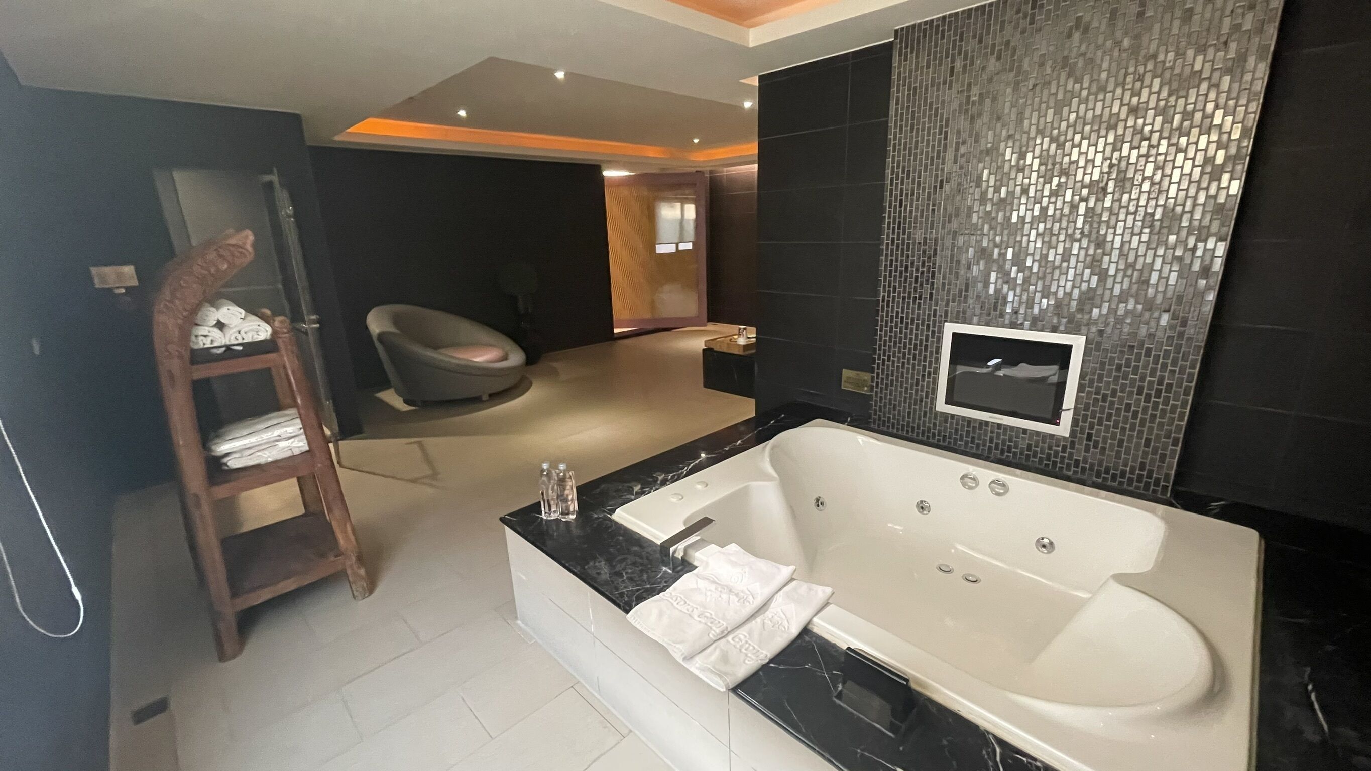 superior double room | bathroom | combined shower/bathtub, jetted bath, free toiletries, hair dryer