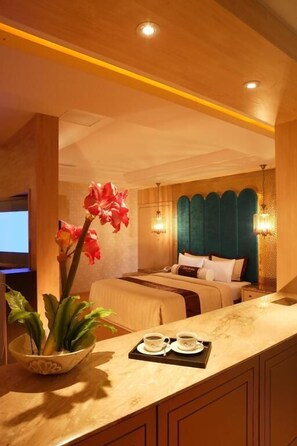 Free minibar items, desk, free WiFi, bed sheets - Merry Season Motel (Kaohsiung)