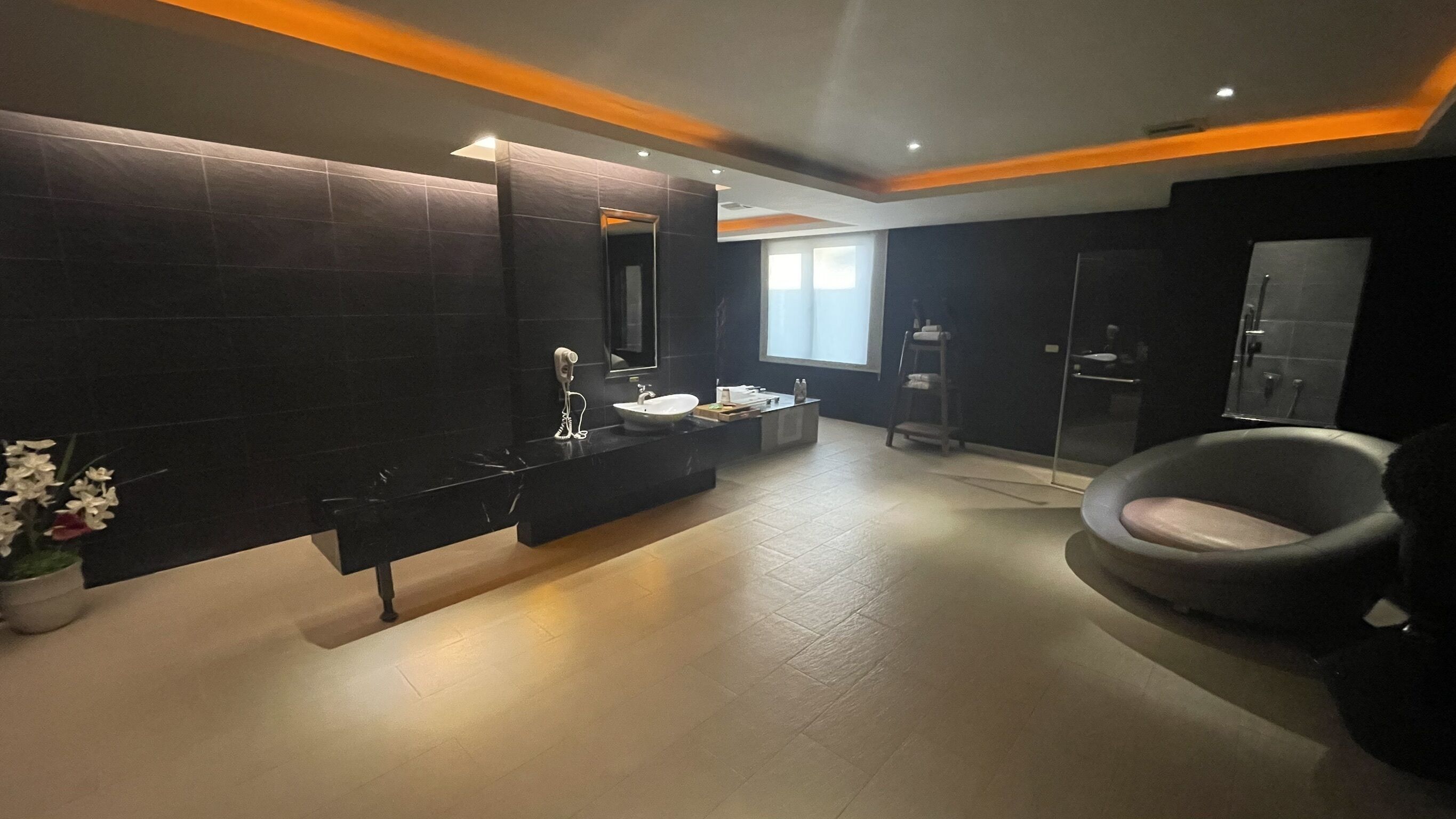 superior double room | bathroom | combined shower/bathtub, jetted bath, free toiletries, hair dryer
