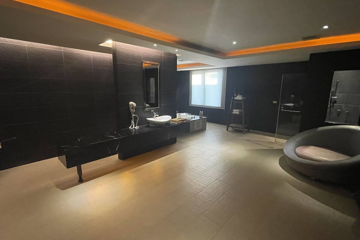 superior double room | bathroom | combined shower/bathtub, jetted bath, free toiletries, hair dryer