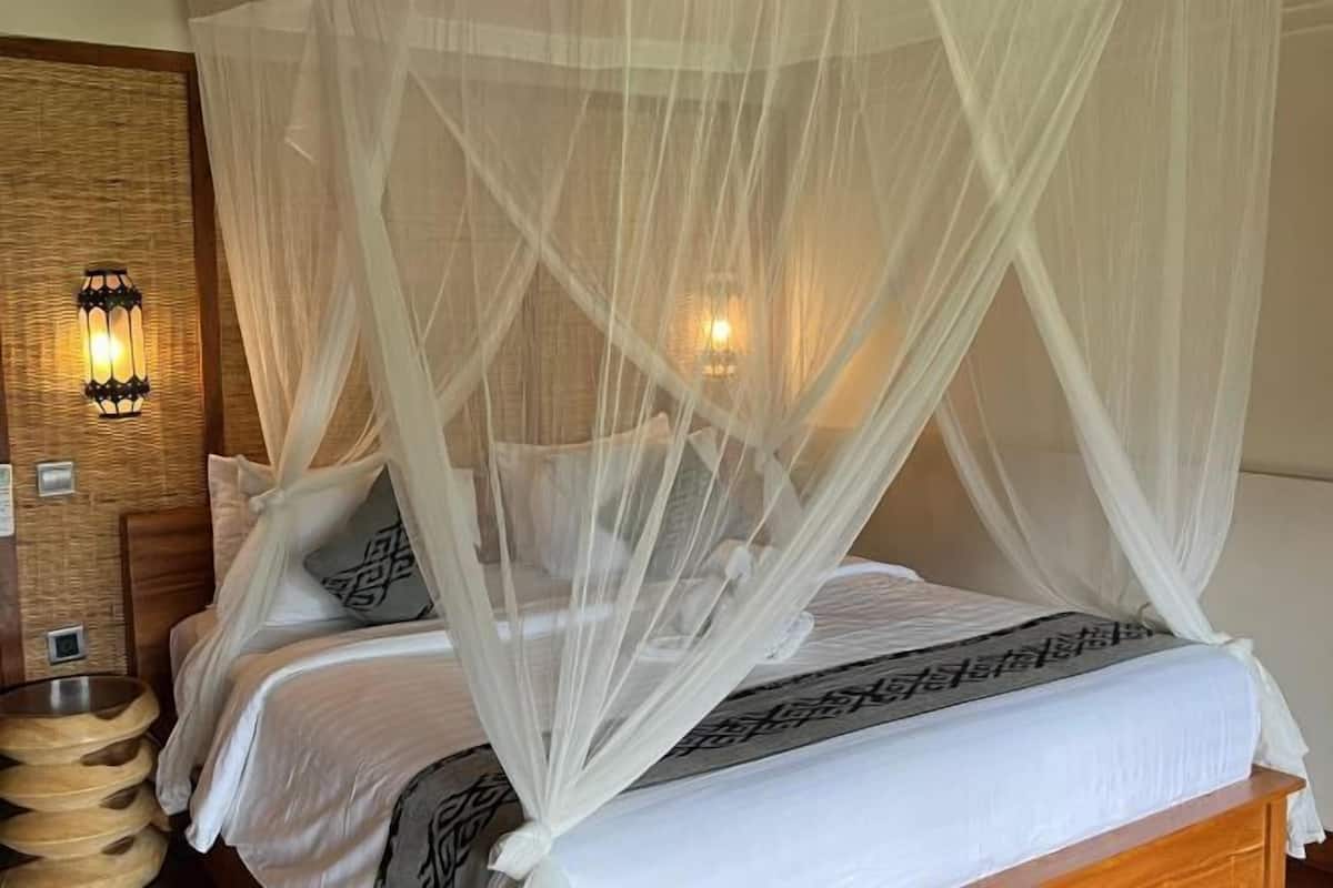 Minibar, in-room safe, desk, free WiFi