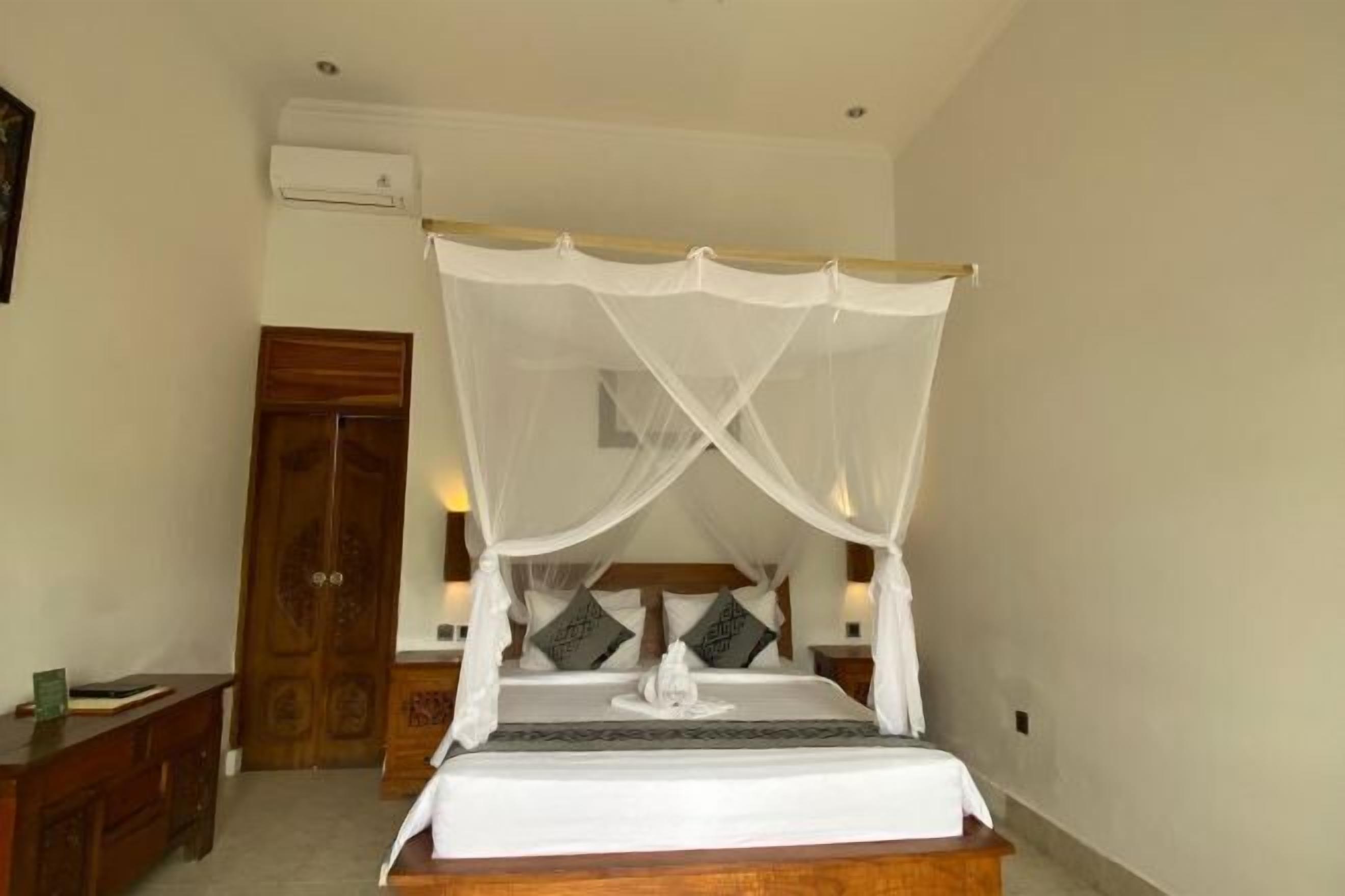 Minibar, in-room safe, desk, free WiFi