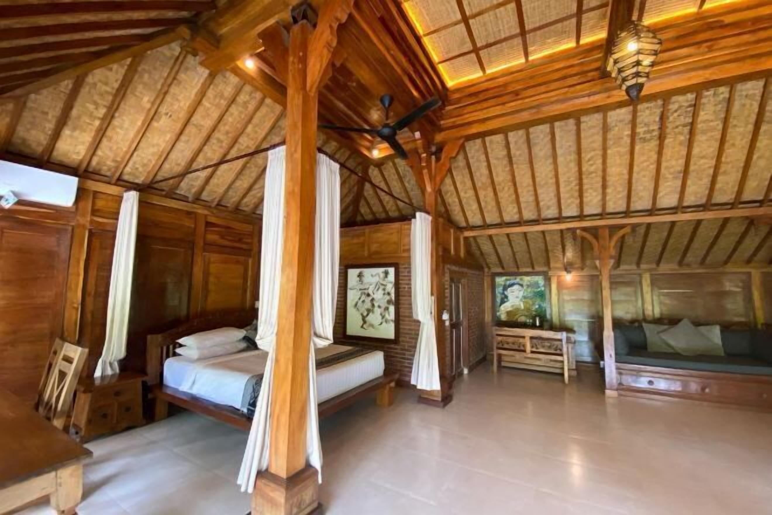 Minibar, in-room safe, desk, free WiFi