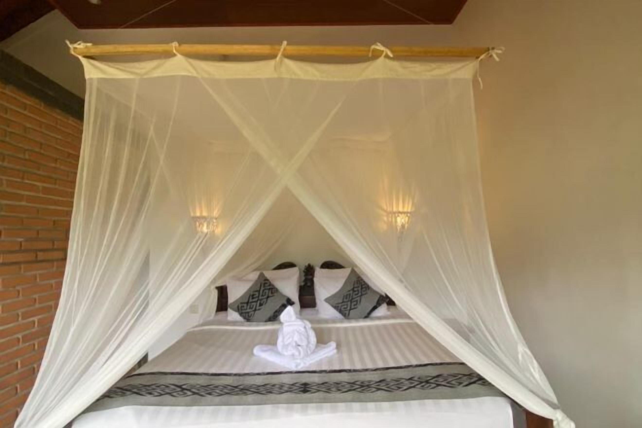 Minibar, in-room safe, desk, free WiFi