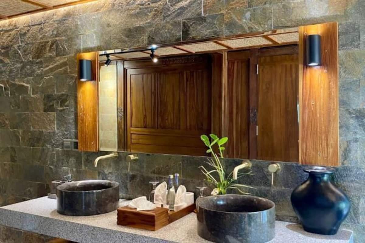 Bathroom | Shower, free toiletries, towels