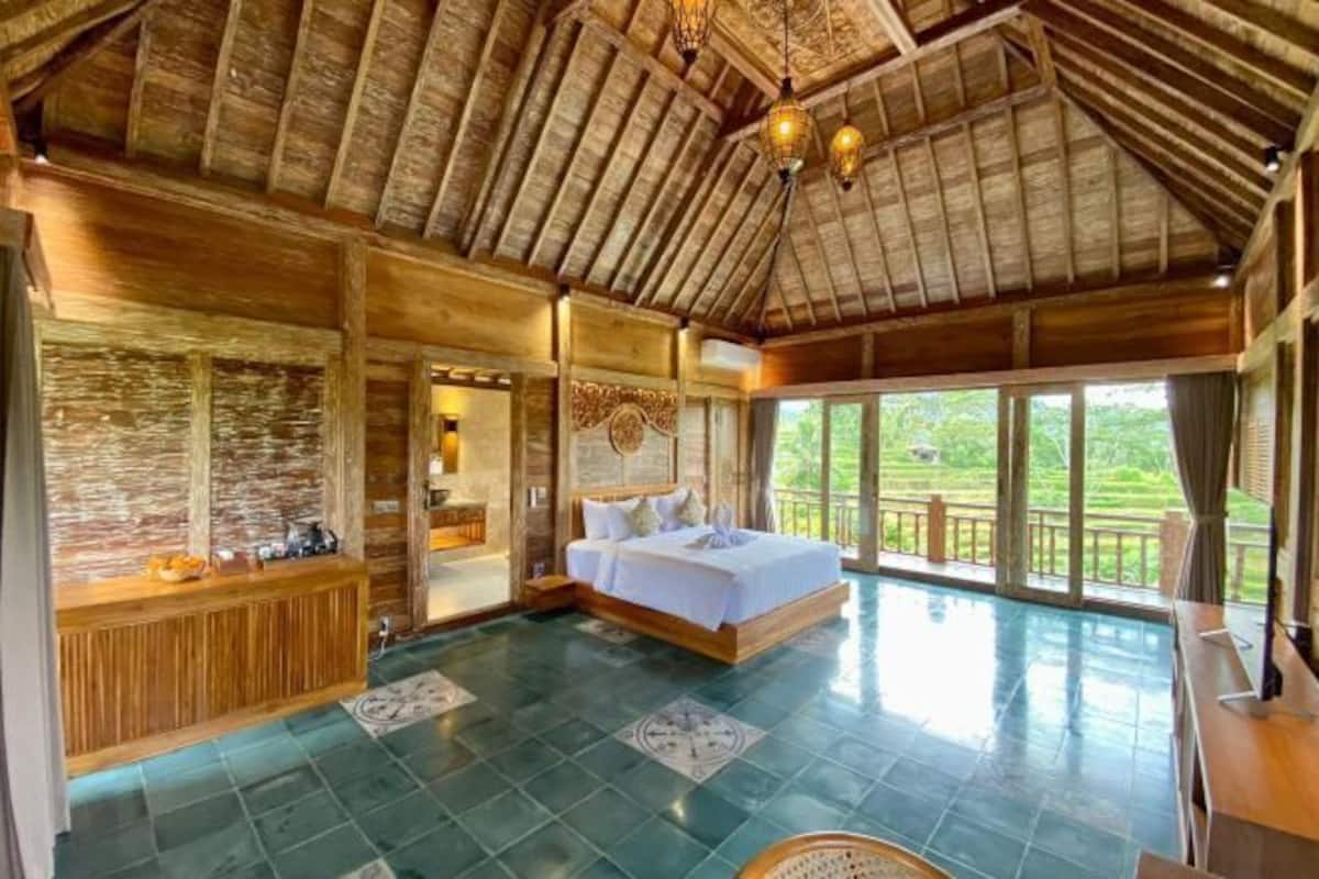 Minibar, in-room safe, desk, free WiFi