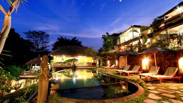 Inomhuspool och utomhuspool