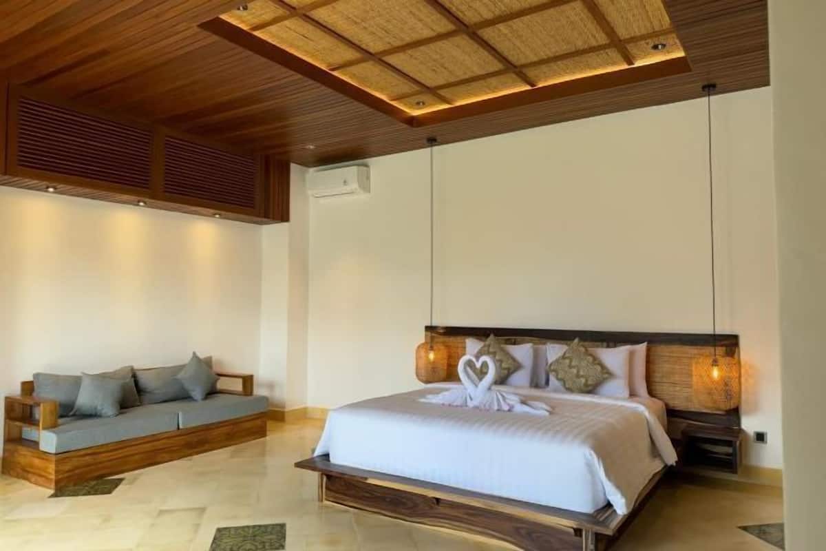 Minibar, in-room safe, desk, free WiFi