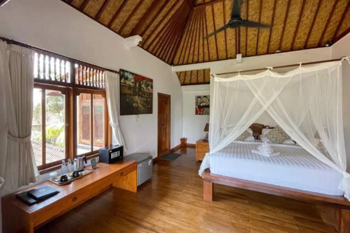 Minibar, in-room safe, desk, free WiFi