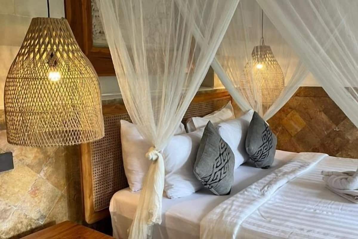 Minibar, in-room safe, desk, free WiFi