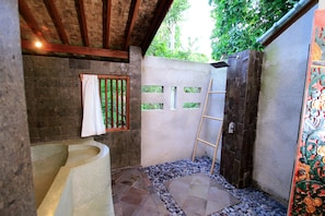 Deluxe Garden | Bathroom | Shower, free toiletries, towels - Abian Ayu Villa (Sidemen)