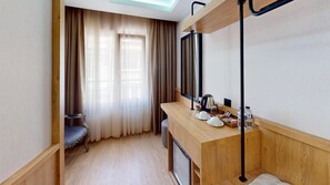Economy Single Room | Minibar, in-room safe, desk, soundproofing - River Hotel (Istanbul)
