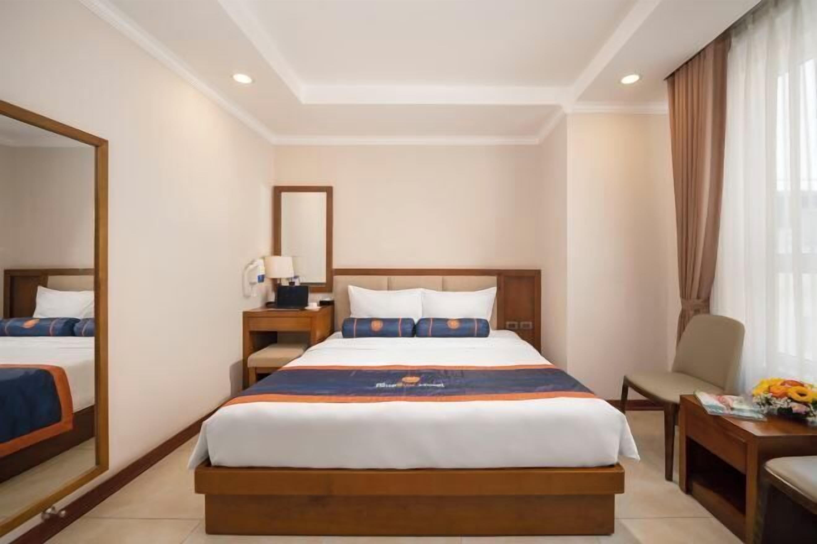 Minibar, safe på rommet, skrivebord og blendingsgardiner